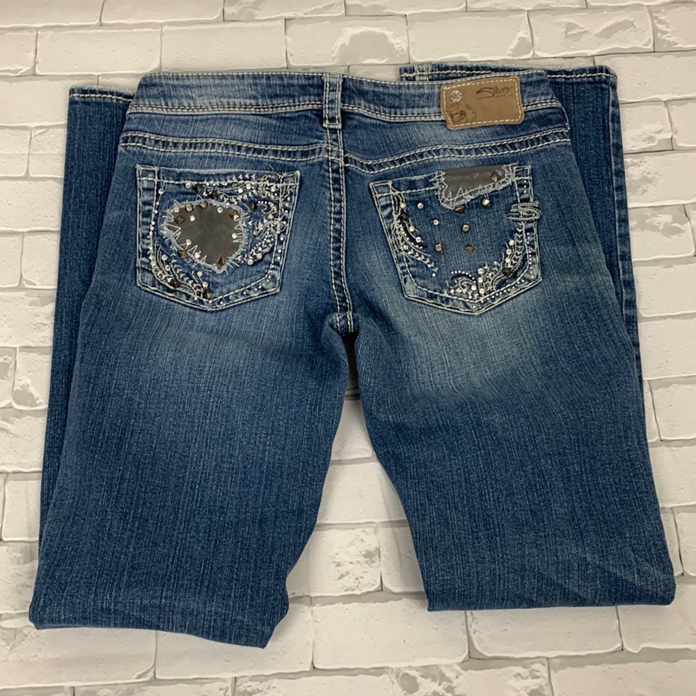 Silver Jeans Aiko Mid Rise Slim Bootcut jeans. Leather stud design on pockets.28